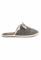 Adelheid Fabelhaft Pantoffel ✓ süßes Design ✓ made in Portugal ✓ 35% Recyclinganteil ein seitlicher, grauer Filzpantoffel mit Hasenohren und Hasengesicht sowie heller Einfassung