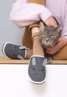 Adelheid Fabelhaft Pantoffel ✓ mit Hasenohren ✓ made in Portugal ✓ Recyclingmaterial ein Paar graue Adelheid Filzpantoffeln mit Filzohren und Hasengesicht-Stickerei, helle Einfassung