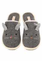 Adelheid Fabelhaft Pantoffel ✓ mit Hasenohren ✓ made in Portugal ✓ Recycling-Wollfilz ein Paar graue Adelheid Filzpantoffeln mit grauen Filzohren und Hasengesicht-Stickerei, helle Einfassung und graue Innensohle