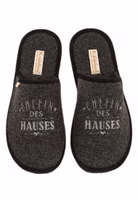 ein Paar anthrazit-schwarze Filzpantoffeln von Adelheid mit silber und grauer Motivstickerei "Chefin des Hauses" und schwarzer Innensohle