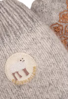 Detailbild der hellgrau melierten Unschuldslamm Stricksocken mit Schäfchen-Patch sowie etwas dunkler grau abgesetztem Bündchen