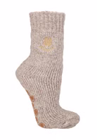 hellbeige melierte Glücklich Stricksocke mit goldener Kleeblattstickerei im oberen Bereich sowie hellbraunem Antirutsch-Kleeblattdruck auf der Sohle