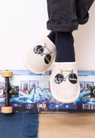 Adelheid Sportskanone Filzpantoffel ✓ made in Portugal ✓ bequem ✓ echter Wollfilz baumelnd ein Paar hellbeige Filzpantoffeln mit schwarzer Stickerei eines Fahrrades und in den Reifen der Schriftzug Sportskanone. Außen hell eingefasst