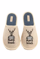 ein Paar hellbeige Filzpantoffeln mit der schwarzen Stickerei eines hippen Hirschen mit gestreiftem Shirt und Brille. Außen hell eingefasst und mittelblaue Innensohle