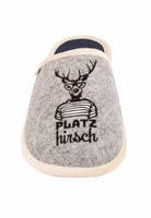 ein grauer Pantoffel mit schwarzer Stickerei und Platzhirsch Schriftzug frontal