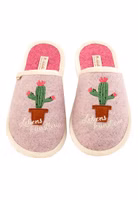 Abenteurerin Lebenskünstlerin Filzpantoffel rosa ✓ Kaktus-Stickerei ✓ echter Wollfilz ✓ made in Portugal ein rosa Paar Filzpantoffeln mit gesticktem und appliziertem Kaktus-Motiv in braun, grün und pink, darunter Lebenskünstlerin Schriftzug in weiß, pinke Innensohle und cremefarbende Einfassung