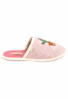 seitlich ein rosa Filzpantoffeln mit gesticktem und appliziertem Kaktus-Motiv in braun, grün und pink, darunter Lebenskünstlerin Schriftzug in weiß, pinke Innensohle und cremefarbende Einfassung