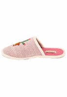 seitlich ein rosa Filzpantoffeln mit gesticktem und appliziertem Kaktus-Motiv in braun, grün und pink, darunter Lebenskünstlerin Schriftzug in weiß, pinke Innensohle und cremefarbende Einfassung