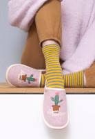 Abenteurerin Lebenskünstlerin Filzpantoffel ✓ Kaktus-Stickerei ✓ echter Wollfilz ✓ made in Portugal ein rosa Paar Filzpantoffeln mit gesticktem und appliziertem Kaktus-Motiv in braun, grün und pink, darunter Lebenskünstlerin Schriftzug in weiß und cremefarbende Einfassung