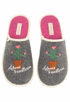 ein graues Paar Filzpantoffeln mit gesticktem und appliziertem Kaktus-Motiv in braun, grün und pink, darunter Lebenskünstlerin Schriftzug in weiß, pinke Innensohle und cremefarbende Einfassung