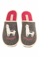 Adelheid Weltenbummlerin Pantoffel ✓ Lama-Motiv ✓ made in Portugal ✓ Wollfilz mit Recycling-Anteil ein Paar dunkelgraue Filzpantoffeln mit süßer Lama-Applikation und darunter pinker Schriftzug "Weltenbummlerin". Außen hell eingefasst und pinke Innensohle