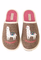 Weltenbummlerin Filzpantoffel von Adelheid in braun ein Paar hellbraune Filzpantoffeln mit süßer Lama-Applikation und darunter pinker Schriftzug "Weltenbummlerin". Außen hell eingefasst und pinke Innensohle