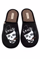 Hausherr Filzpantoffel von Adelheid ein Paar schwarze Filzpantoffeln mit weißer Totenkopf-Stickerei, brauner Zigarre im Mund und Hausherr-Schriftzug sowie brauner Innensohle