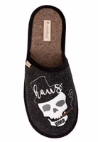 Hausherr Filzpantoffel von Adelheid von oben von oben ein schwarzer Filzpantoffel mit weißer Totenkopfstickerei und Hausherr-Schriftzug sowie brauner Innensohle