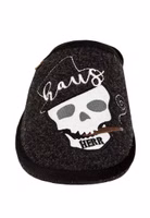 Hausherr Filzpantoffel von Adelheid frontal von vorne ein schwarzer Filzpantoffel mit weißer Totenkopfstickerei, brauner Zigarre im Mund und Hausherr-Schriftzug