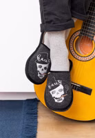 Adelheid Hausherr Filzpantoffel ✓ made in Portugal ✓ bequem ✓ echter Wollfilz baumelnd ein Paar schwarze Filzpantoffeln mit weißer Totenkopf-Stickerei, brauner Zigarre im Mund und Hausherr-Schriftzug