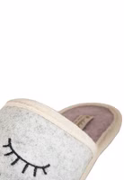 ein Paar hellgraue Pantoffel mit schwarz rosa farbener Stickerrei und Dornröschen schlaf Schriftzug Nahaufnahme