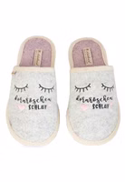 ein Paar hellgraue Pantoffel mit schwarz rosa farbener Stickerrei und Dornröschen schlaf Schriftzug