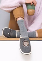 ein graues Paar Filzpantoffeln "Erst mal Kaffee" mit Tassenstickerei in harmonischen braun-beige Tönen und heller Einfassung