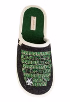 Zocker Filzpantoffel von Adelheid von oben von oben ein schwarzer Filzpantoffel mit grüner Stickerei eines Binärcodes sowie alternative Bezeichnungen für Zocker in weiß. Außen hell eingefasst und grüner Innensohle