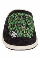Zocker Filzpantoffel von Adelheid frontal von vorne ein rechter, schwarzer Filzpantoffel mit grüner Stickerei eines Binärcodes sowie alternative Bezeichnungen für Zocker in weiß. Außen hell eingefasst