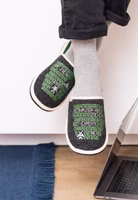Adelheid Zocker Filzpantoffel ✓ made in Portugal ✓ bequem ✓ echter Wollfilz baumelnd ein Paar schwarze Filzpantoffeln mit grüner Stickerei eines Binärcodes sowie alternative Bezeichnungen für Zocker in weiß. Außen hell eingefasst