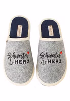 ein Paar graue Pantoffel mit schwarz roter Stickerrei und Schwester Herz Schriftzug