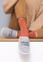 ein grauer Pantoffel mit schwarz roter Stickerrei 