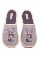 ein Paar graue Filzpantoffel mit dunkelgrauer Stickerei eines Hasenkopfes mit roter Brille und dem Schriftzug Alter Hase.