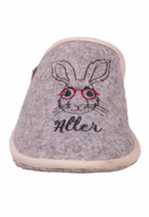 von vorne ein grauer Filzpantoffel mit der dunkelgrauen Stickerei eines Hasenkopfes und roter Brille sowie dem Schriftzug Alter von Alter Hase. Außen sind sie hell eingefasst