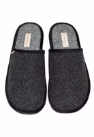 Ein Paar schwarze Filzpantoffel mit grauer Innensohle ohne Stickerei