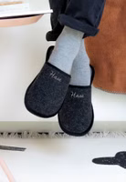 ein Paar Adelheid Filzpantoffeln in rabenschwarz mit Wunschnamen
