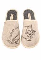 ein Paar hellbeige Pantoffel mit dunkelgrauer Katzen-Stickerei, zwei-geteiltes Motiv auf beide Pantoffelseiten aufgeteilt