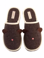 Teddy Filzpantoffel ein Paar dunkelbraune Filzpantoffeln mit niedlicher Stickerei eines Teddy-Gesichts und applizierten Filzohren. Außen hell eingefasst und dunkelbraune Innensohle