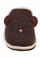 Adelheid Filzpantoffel Teddy ein dunkelbrauner Filzpantoffel von vorne mit süßem Teddy-Gesicht und applizierten Filzohren. Außen hell eingefasst