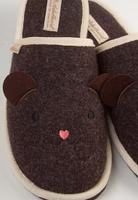 Teddy Pantoffel Paar ein Paar dunkelbraune Teddy-Filzpantoffeln mit heller Einfassung