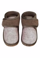 Adelheid Kinder Hausschuhe ✓ echter Wollfilz ✓ made in Portugal ✓ ideal für den Kindergarten rosa Kinderfilzriegelschuhe mit taupe-braunem Filzriegelverschluss oben