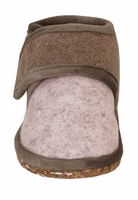 Adelheid Kinder Filzriegelschuh ✓ fester Halt für Kinderfüße ✓ ideal für den Kindergarten von vorne rosa Kinderfilzriegelschuhe mit taupe-braunem Filzriegelverschluss oben