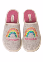 ein Paar hellbeige Filzpantoffeln mit Regenbogen-Stickerei, darunter der Schriftzug Kunterbunt in pink, pinke Innensohle und außen cremefarbende Einfassung