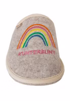 Ein hellbeiger Filzpantoffel frontal mit Regenbogen-Stickerei in rot orange, gelb, grün, blau und rosa sowie Kunterbunt Schriftzug in pink und cremefarbende Einfasssung außen