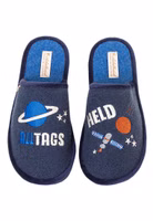 Adelheid Alltagsheld Herren Filzpantoffel dunkelblau mit Planeten-Motiv ein dunkelblaues Paar Filzpantoffeln mit großem Schriftzug Alltagsheld und Weltraummotive in weiß, blau und orange sowie dunkelblauer Einfassung und hellblauer Innensohle
