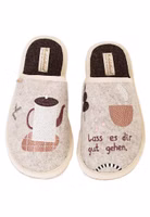 ein Paar Adelheid Filzpantoffeln in beige designed by Anna Katharina Jansen "Lass es dir gut gehen" mit Teekannenmotiv in harmonischen Brauntönen