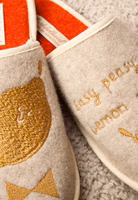 ein Paar beige Filzpantoffeln mit Zitronen-Stickerei easy peasy in gelb mit oranger Innensohle
