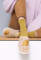 Adelheid Filzpantoffel ✓ Zitronenstickerei ✓ Schriftzug Easy Peasy ✓ echter Wollfilz ein Paar Adelheid Pantoffeln mit Motiv easy peasy in beige und gelb