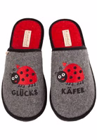 ein Paar graue Filzpantoffeln mit süßer Marienkäferstickerei in rot und schwarz, Glückskäfer Schriftzug aufgeteilt auf rechte und linke Seite, schwarze Einfassung, rote Innensohle