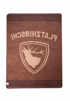 dunkelbraune Rückseite einer Kuscheldecke mit hellbraunem Wappen und röhrendem Hirsch sowie dem Schriftzug Platzhirsch oben drüber. Oben und unten dunkelbraune und graue Streifen als Abschluss der kurzen Seiten