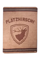 eine hellbraune Kuscheldecke mit braunem Wappen und röhrendem Hirsch sowie dem Schriftzug Platzhirsch oben drüber. Oben und unten dunkelbraune und graue Streifen als Abschluss der kurzen Seiten