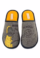 Mein lieber Scholli Pantoffel - ✓ hergestellt in Portugal ✓ aus Woll-Filz ✓ recycelte Materialien graues Paar Filzpantoffel rechts Seemann in gelbem Friesennerz und links eine Scholle und Wellenstickerei in dunkelblau sowie dem Schriftzug Mein lieber Scholli, gelbe Innensohle. dunkelbaue Einfassung