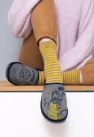 Mein lieber Scholli Filzpantoffel - ✓ made in Portugal ✓ aus Woll-Filz ✓ recycelte Materialien ein graues Paar Filzpantoffel rechts mit Seemann in gelbem Friesennerz und links mit einer Scholle und Wellenstickerei in dunkelblau sowie dem Schriftzug Mein lieber Scholli, gelbe Innensohle