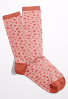 Adelheid Zuckersüss Socken mit Herz-Allover ein Paar rosa Zuckersüss Socken mit Herz-Allover in korallrot sowie abgesetzte Bündchen, Fersen- und Zehenbereiche in korallrot